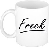 Freek naam cadeau mok / beker met sierlijke letters - Cadeau collega/ vaderdag/ verjaardag of persoonlijke voornaam mok werknemers