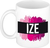 Ize  naam cadeau mok / beker met roze verfstrepen - Cadeau collega/ moederdag/ verjaardag of als persoonlijke mok werknemers