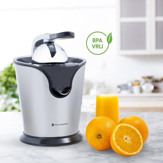 Zilverkleurige KitchenBrothers citruspers met een glas sinaasappelsap en twee sinaasappels. BPA-vrij logo in cirkel.