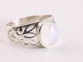 Opengewerkte zilveren ring met regenboog maansteen - maat 17.5