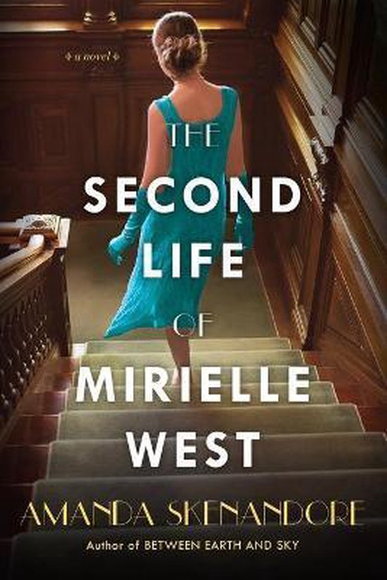 Vrouw in turquoise jurk en handschoenen loopt trap op, met 'THE SECOND LIFE OF MIRIELLE WEST' op de omslag.