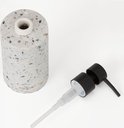 Zeepdispenser met terrazzo-look, losse zwarte pompdop ernaast.