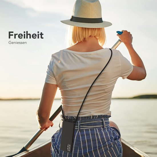 Vrouw in kano draagt een zwart telefoonhoesje met koord om haar nek, met de tekst 'Freiheit Geniessen'.
