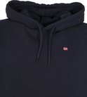 Close-up van een donkerblauwe hoodie met capuchon en een klein Noors vlaglogo.