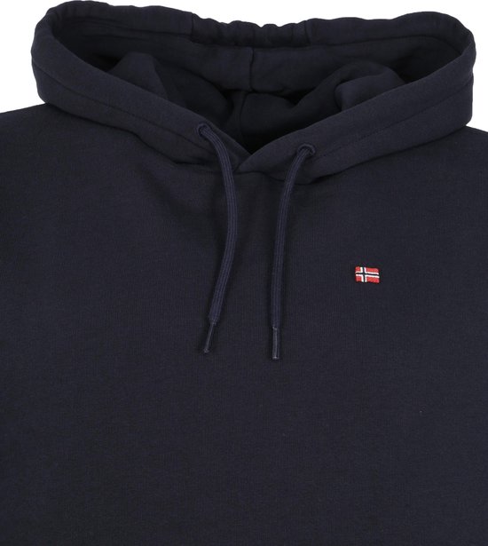 Close-up van een donkerblauwe hoodie met capuchon en een klein Noors vlaglogo.
