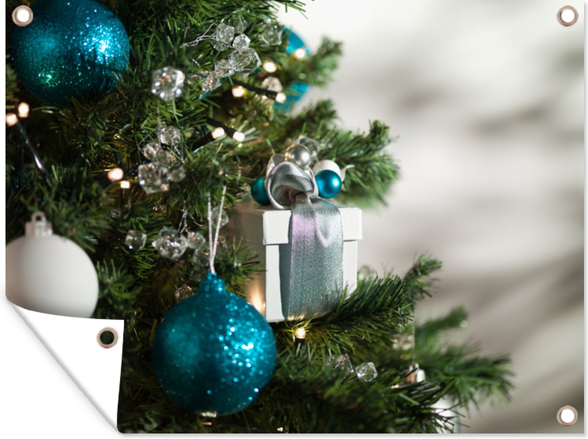 Close-up van kerstboom met blauwe en witte kerstballen - 80x60 cm.