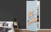 Deursticker Kamillebloemen tegen lichtblauwe achtergrond - 80x215 cm - Deurposter