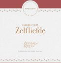 Voorzijde van een dagboek met de titel 'DAGBOEK VOOR Zelfliefde' in goudkleurige letters. De kaft is crèmekleurig met bordeauxrode randen en hartjesdecoratie.