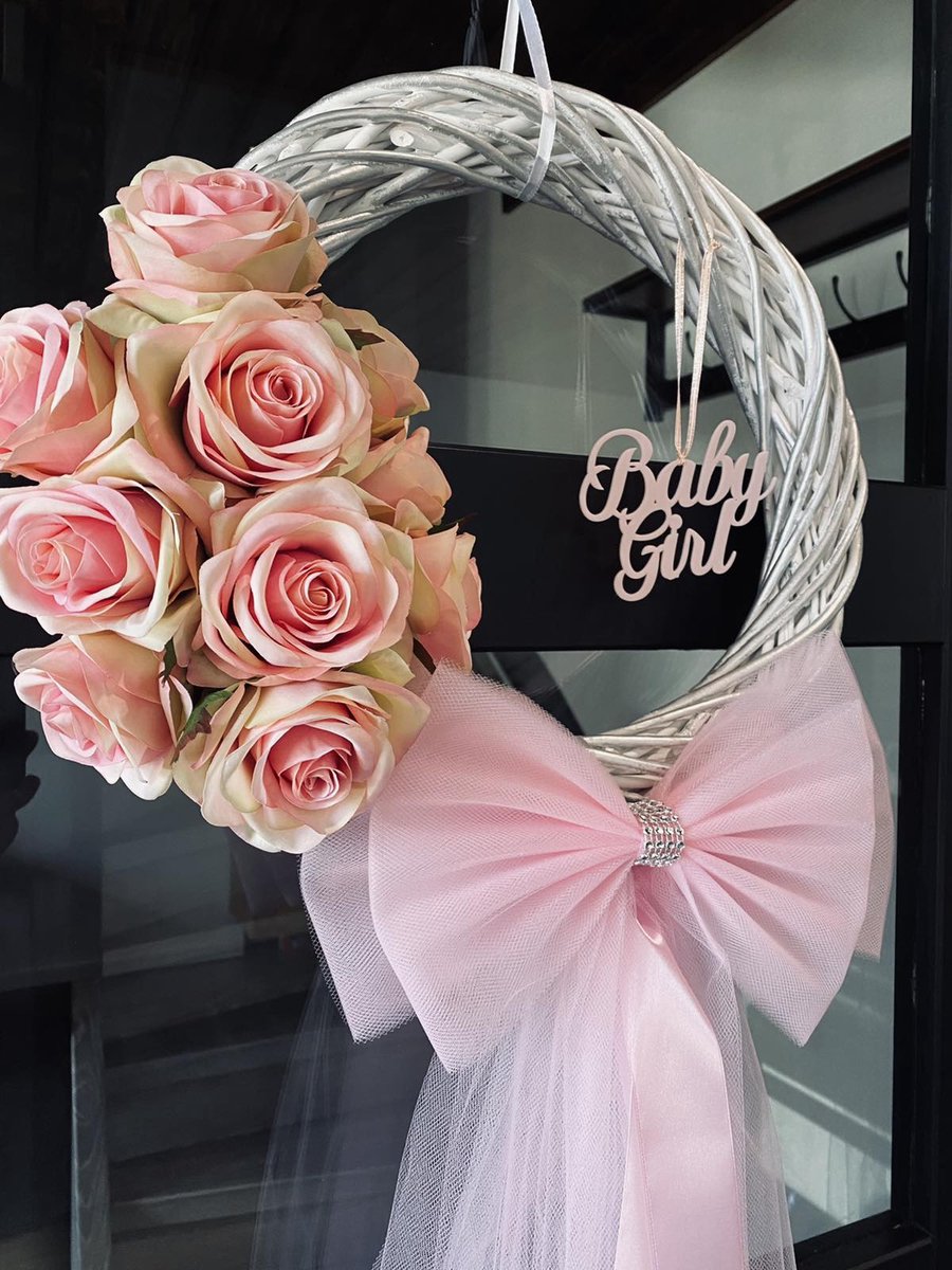 AUTODECO.NL - JULIA Luxe Geboorte Krans - Voordeur Krans - Baby Krans - Geboorte Versiering Meisje - Deur Krans - Roze Deur Decoratie - Cadeau voor Geboorte - Baby Girl - Babyshower - Kraamcadeau