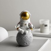 Pico NL® Astronaut Beeldje Zittend - Klein Kunstbeeldje Huisdecoratie - Wit en Goud