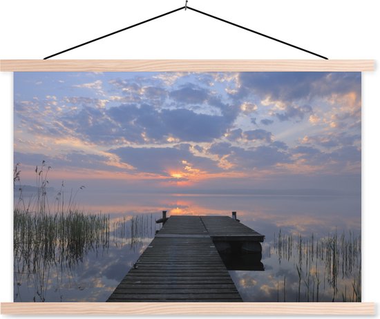 Posterhanger incl. Poster - Schoolplaat - Zonsopkomst bij de Plauer See bij Meckle vanaf pier, Meckelburg-Voorpommern, Duitsland - 90x60 cm - Blanke latten