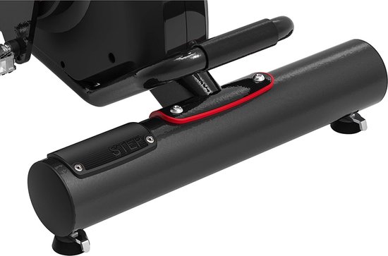 Zwarte voetsteun met rode accenten en het woord 'STEP' op de zijkant van een airbike.