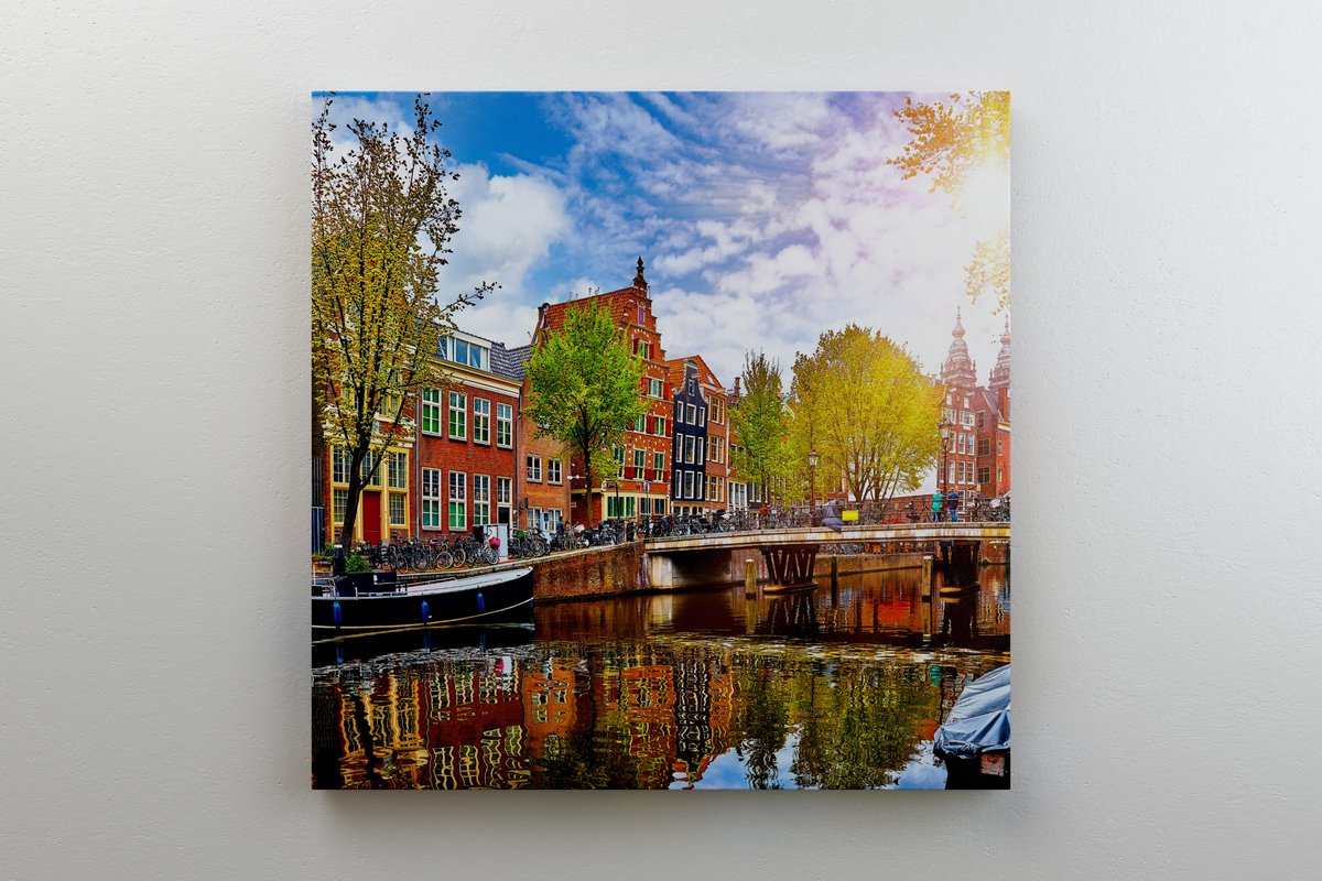 Schilderij Amsterdam op 300 g/m2 100% canvas gedrukt | 100 x 100 cm | 18 mm houten canvas frame | 4/0 full colour gedrukt | Zeer hoge kwaliteit canvas schilderij | Met ophangsysteem |