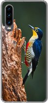 Geschikt voor Huawei P30 hoesje - Close-up van een kleurrijke vogel op de zijkant van een boomstronk - Siliconen Telefoonhoesje