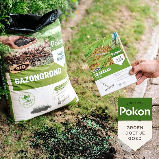 Grote zak Pokon gazongrond naast een verpakking Pokon graszaad op gras.