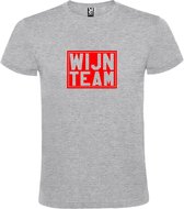 Grijs T shirt met print van " Wijn Team " print Rood size S
