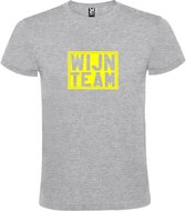 Grijs T shirt met print van " Wijn Team " print Neon Geel size XXL