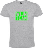 Grijs T shirt met print van " Wijn Team " print Neon Groen size S