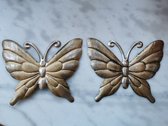 2 Vlinders als muurdecoratie in geborsteld metaal goud/zilver met ophanglus voor binnen of buiten