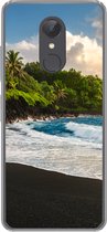 Geschikt voor Xiaomi Redmi 5 hoesje - Een zwart zandstrand van Hawaii - Siliconen Telefoonhoesje