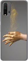 Geschikt voor Xiaomi Redmi 9T hoesje - Vrouw met goud geverfde handen en een wolk van glitters - Siliconen Telefoonhoesje