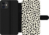 Bookcase Geschikt voor iPhone 11 telefoonhoesje - Dierenprint - Stippen - Panter - Met vakjes - Wallet case met magneetsluiting