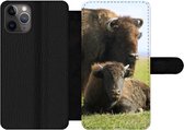Bookcase Geschikt voor iPhone 11 Pro Max telefoonhoesje - Buffel - Gras - Kalf - Met vakjes - Wallet case met magneetsluiting