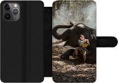 Bookcase Geschikt voor iPhone 11 Pro Max telefoonhoesje - Olifant - Jongen - Boek - Bos - Dieren - Natuur - Met vakjes - Wallet case met magneetsluiting