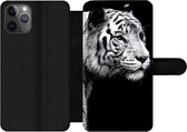 Bookcase Geschikt voor iPhone 11 Pro telefoonhoesje - Tijger - Wilde dieren - Licht - Met vakjes - Wallet case met magneetsluiting