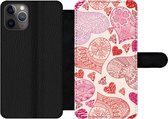 Bookcase Geschikt voor iPhone 11 Pro telefoonhoesje - Een illustratie met roze en rode hartjes - Met vakjes - Wallet case met magneetsluiting