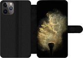 Bookcase Geschikt voor iPhone 11 Pro Max telefoonhoesje - Goud poeder op een zwarte achtergrond - Met vakjes - Wallet case met magneetsluiting