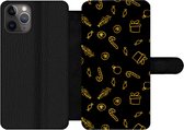 Bookcase Geschikt voor iPhone 11 Pro Max telefoonhoesje - Kerstmis - Cadeau - Snoep - Met vakjes - Wallet case met magneetsluiting