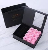 Valentijn Roze Rozen Giftbox - Ketting met "I Love You" - in 100 talen - 12x roze zeeprozen  - Valentijn - Moederdag - Cosmos & Co.