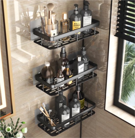 Drie zwarte doucheplanken met make-up, parfums, zeep, en tandenborstels.