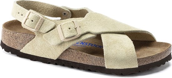 Sandales Birkenstock en suède beige clair avec brides croisées et boucles.