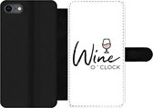Bookcase Geschikt voor iPhone SE 2020 telefoonhoesje - Wine o 'clock - Spreuken - Quotes - Wijn - Met vakjes - Wallet case met magneetsluiting