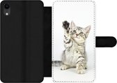 Bookcase Geschikt voor iPhone XR telefoonhoesje - Kitten - Poot - Wit - Meisjes - Kinderen - Jongens - Kind - Met vakjes - Wallet case met magneetsluiting