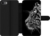Bookcase Geschikt voor iPhone SE 2020 telefoonhoesje - Tijger op zwarte achtergrond in zwart-wit - Met vakjes - Wallet case met magneetsluiting