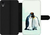 Bookcase Geschikt voor iPhone XR telefoonhoesje - Pinguïns - Sneeuw - Familie - Met vakjes - Wallet case met magneetsluiting