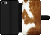 Bookcase Geschikt voor iPhone SE 2020 telefoonhoesje - Een gevlekte koeienhuid - Met vakjes - Wallet case met magneetsluiting