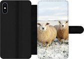 Bookcase Geschikt voor iPhone XS telefoonhoesje - Groep nieuwsgierige schapen - Met vakjes - Wallet case met magneetsluiting