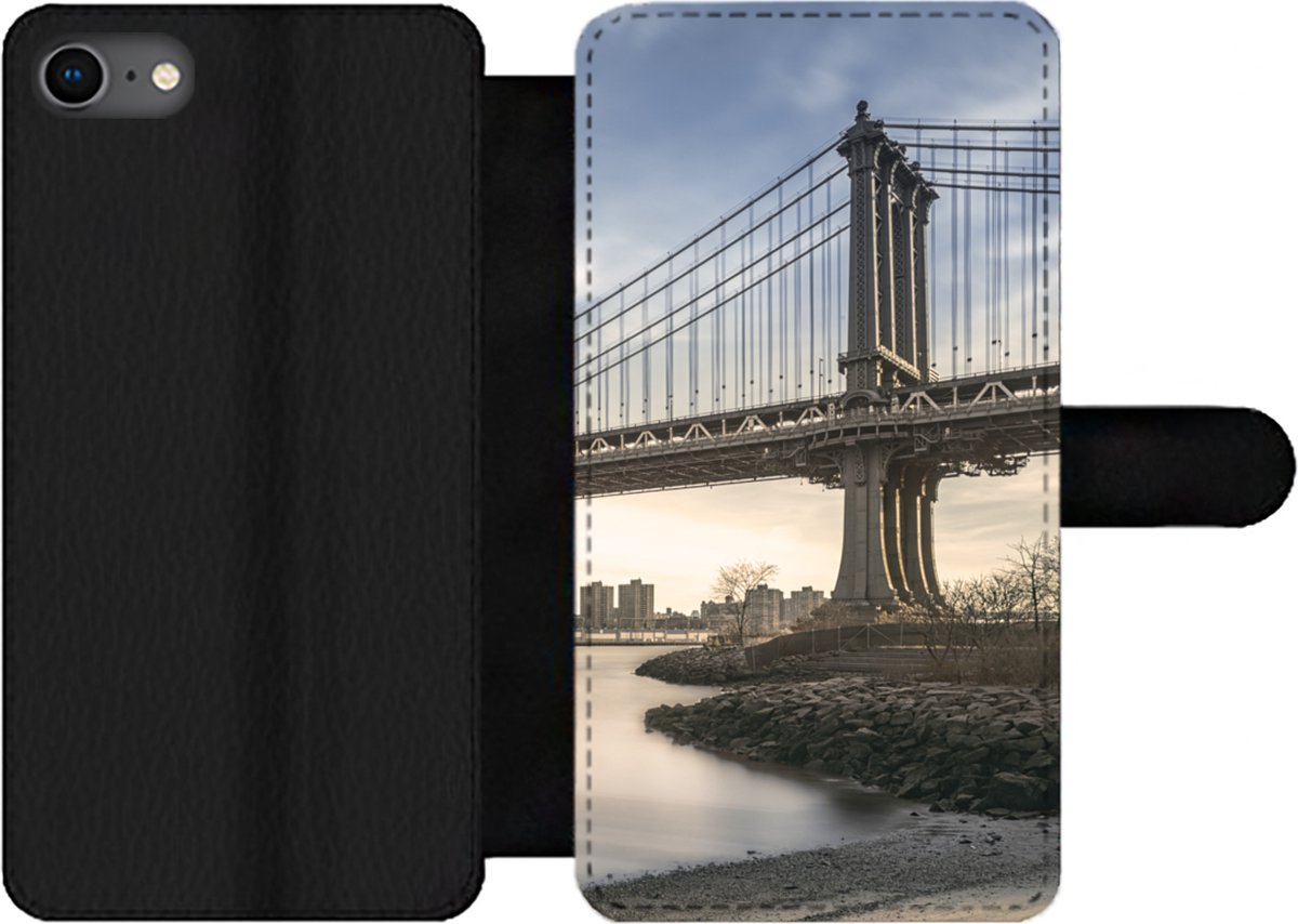 Telefoonhoesje Geschikt voor iPhone 7 telefoonhoesje - New York - Rivier - Bridge - Met vakjes - Wallet case met magneetsluiting