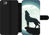 Bookcase Geschikt voor iPhone 7 telefoonhoesje - Wolf - Maan - Steen - Met vakjes - Wallet case met magneetsluiting