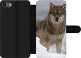 Bookcase Geschikt voor iPhone 7 telefoonhoesje - Wolf - Sneeuw - Dieren - Met vakjes - Wallet case met magneetsluiting