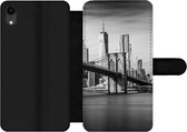 Bookcase Geschikt voor iPhone XR telefoonhoesje - Architectuur - New York - Brooklyn Bridge - Water - Zwart wit - Met vakjes - Wallet case met magneetsluiting