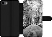Bookcase Geschikt voor iPhone 7 telefoonhoesje - Geparkeerde auto's in New York - zwart-wit - Met vakjes - Wallet case met magneetsluiting