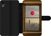 Bookcase Geschikt voor iPhone XR telefoonhoesje - Rode ballon vliegt langs raam in New York - Met vakjes - Wallet case met magneetsluiting