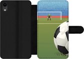 Bookcase Geschikt voor iPhone XR telefoonhoesje - Een illustratie van een voetbal op het veld in het stadion - Jongens - Meiden - Kids - Met vakjes - Wallet case met magneetsluiting
