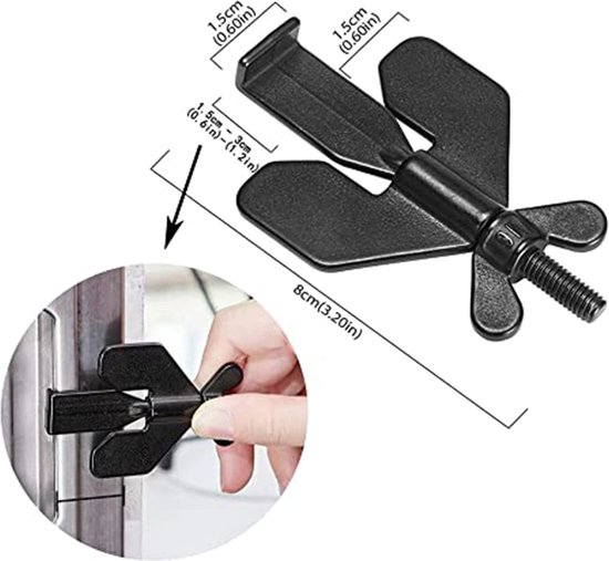 Zwart vleugelschroefdeurslot met afmetingen: 8cm lengte, 1.5cm breedte. Getoond met een hand die het slot in een deuropening plaatst.