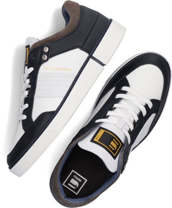 Twee blauwe G-Star Raw sneakers, één met witte zijkanten en bruine hiel.